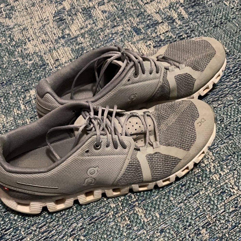 On cloud tennis shoe